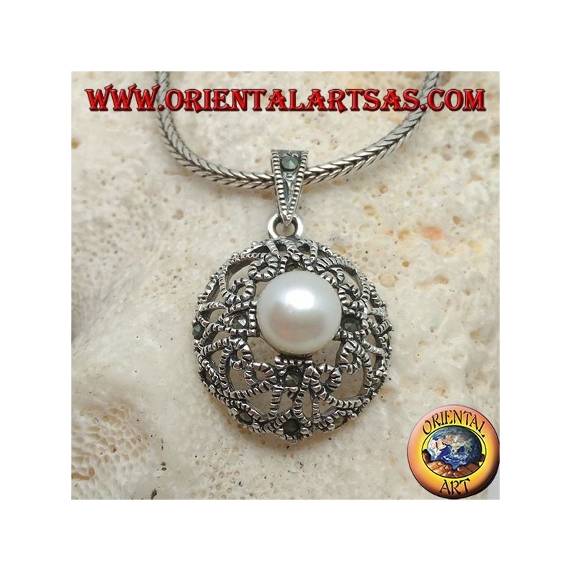 Pendentif en argent avec perle sur un disque arrondi avec coeurs ajourés et décoration en marcassite