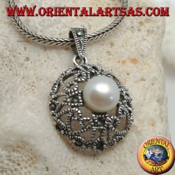 Pendentif en argent avec perle sur un disque arrondi avec coeurs ajourés et décoration en marcassite