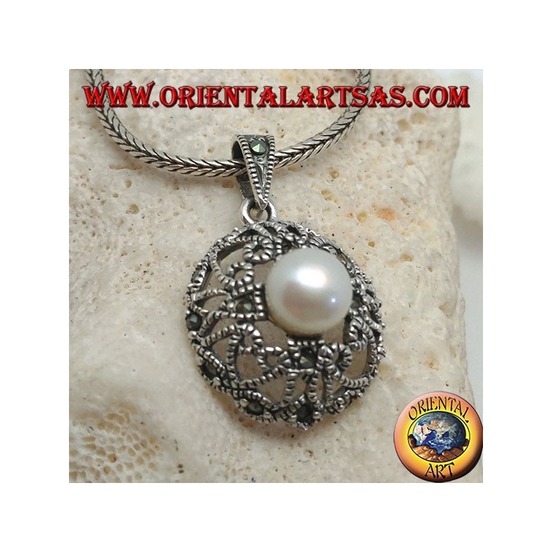 Ciondolo in argento con perla su disco bombato con decorazione traforata a cuori e marcassite