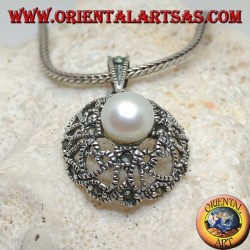 Silberanhänger mit Perle auf einer abgerundeten Scheibe mit durchbrochenen Herzen und Markasitdekor