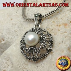 Silberanhänger mit Perle auf einer abgerundeten Scheibe mit durchbrochenen Herzen und Markasitdekor