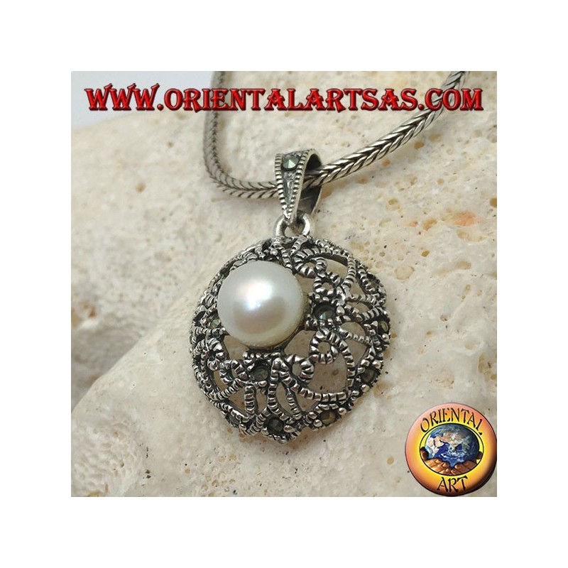 Ciondolo in argento con perla su disco bombato con decorazione traforata a cuori e marcassite