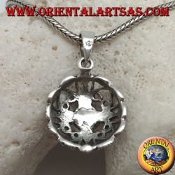 Pendentif en argent avec perle sur un disque arrondi avec coeurs ajourés et décoration en marcassite