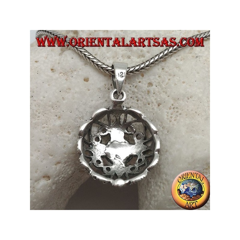 Ciondolo in argento con perla su disco bombato con decorazione traforata a cuori e marcassite