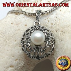 Colgante de plata con perla en un disco redondeado con corazones calados y decoración de marcasita
