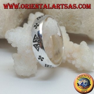 Bague en argent avec une paire de triangles et une croix gravée en bas-relief