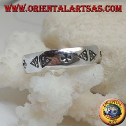 Silberring mit einem Paar Dreiecken und Kreuz im Basrelief eingraviert