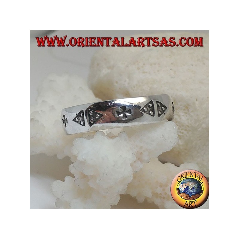 Bague en argent avec une paire de triangles et une croix gravée en bas-relief