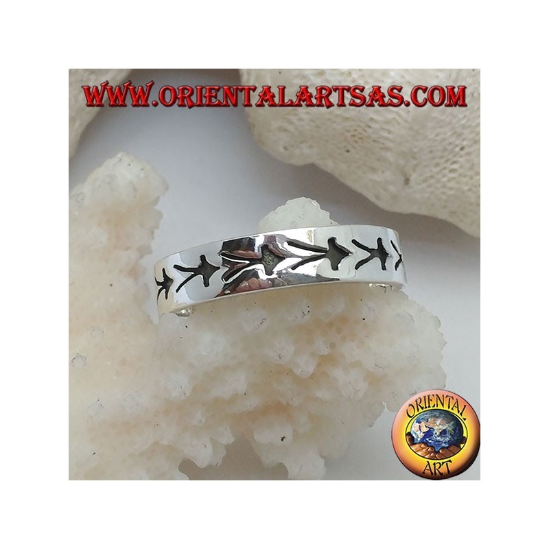 Anillo en plata con medusas estilizadas grabadas en bajo relieve