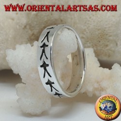 Anillo en plata con medusas estilizadas grabadas en bajo relieve