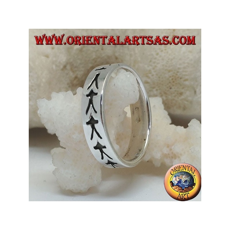 Anillo en plata con medusas estilizadas grabadas en bajo relieve