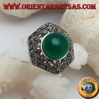 Anello in argento con agata verde tonda a cabochon su esagono decorato traforato tempestato di marcassite