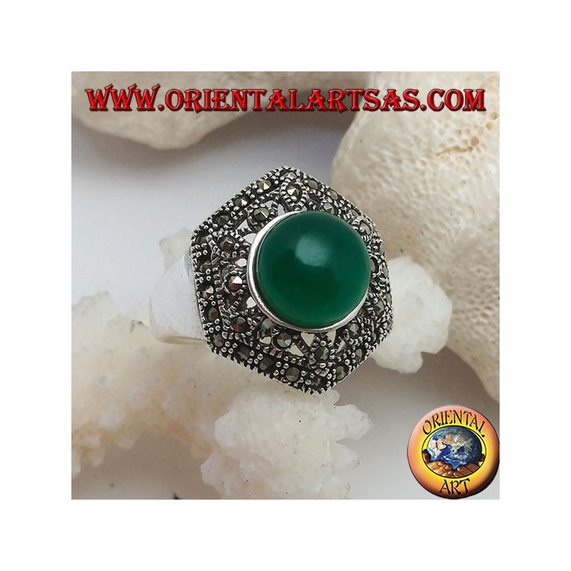 Anello in argento con agata verde tonda a cabochon su esagono decorato traforato tempestato di marcassite