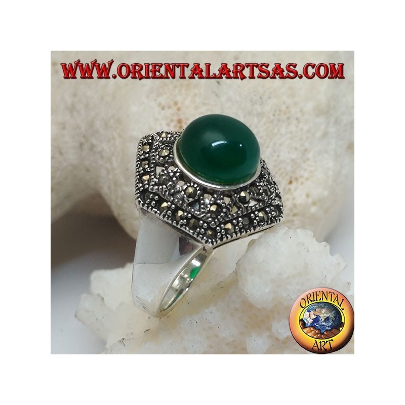 Anello in argento con agata verde tonda a cabochon su esagono decorato traforato tempestato di marcassite