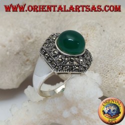 Anillo de plata con ágata verde cabujón redondo sobre un hexágono de marcasita decorado perforado