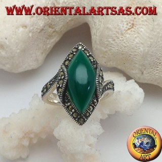 Bague en argent avec agate cabochon navette verte entourée de marcassite et montée sur les côtés