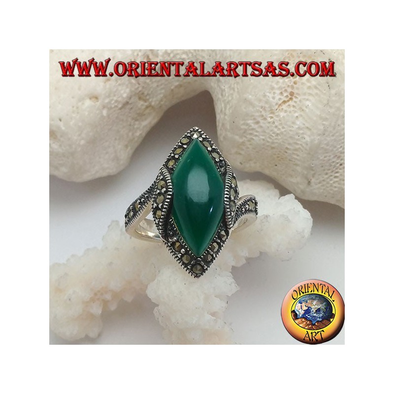 Anello in argento con agata verde a navetta cabochon contornata da marcassite e rialzo sui lati