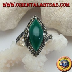 Silberring mit grünem Shuttle-Cabochon-Achat, umgeben von Markasit und an den Seiten