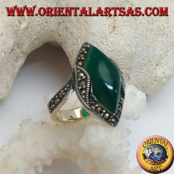 Silberring mit grünem Shuttle-Cabochon-Achat, umgeben von Markasit und an den Seiten
