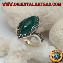 Silberring mit grünem Shuttle-Cabochon-Achat, umgeben von Markasit und an den Seiten