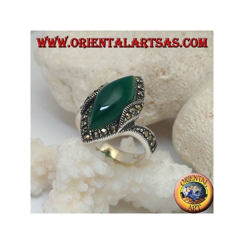 Anello in argento con agata verde a navetta cabochon contornata da marcassite e rialzo sui lati
