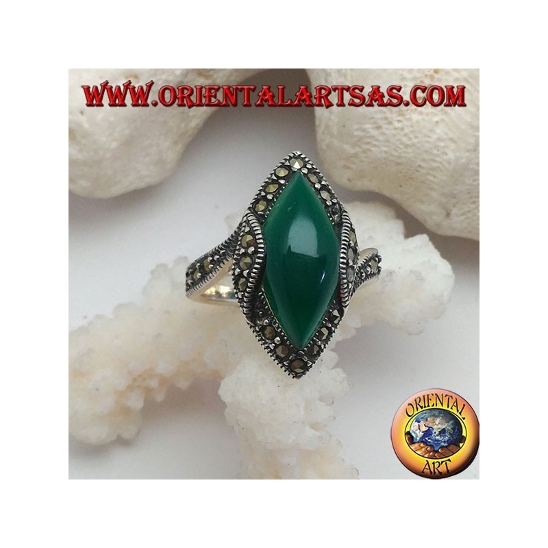 Bague en argent avec agate cabochon navette verte entourée de marcassite et montée sur les côtés