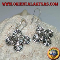 Pendientes colgantes de plata con una hoja de trébol de espirales