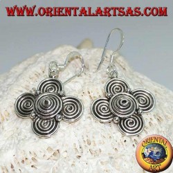 Silberne Ohrringe mit einem Kleeblatt Spiralen