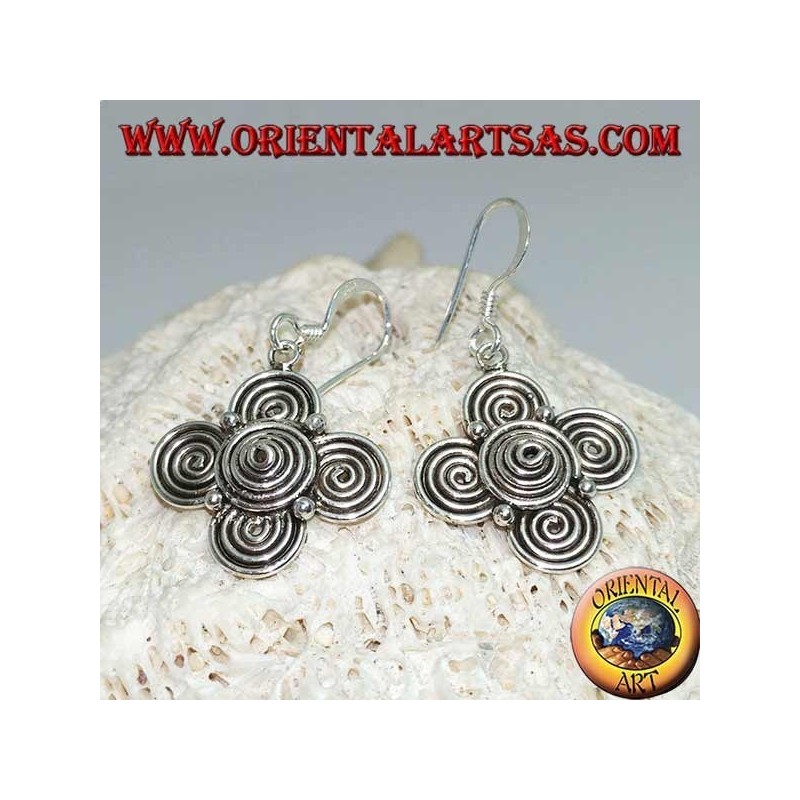 Boucles d'oreilles pendantes en argent avec un trèfle de spirales