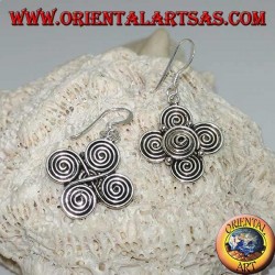 Boucles d'oreilles pendantes en argent avec un trèfle de spirales