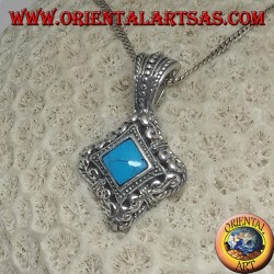 Colgante romboidal de plata con turquesa en un marco redondeado perforado
