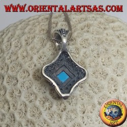 Pendentif en argent rhomboïde avec turquoise sur un cadre arrondi perforé