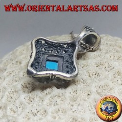 Colgante romboidal de plata con turquesa en un marco redondeado perforado