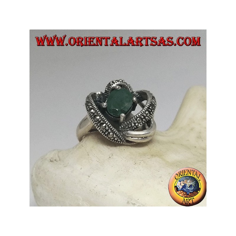 Anello in argento con smeraldo ovale naturale incastonato avvolto in 3D da fili con maracssite