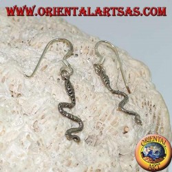 Pendientes de plata con serpiente sinuosa en movimiento.