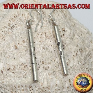 Pendientes colgantes de plata con barriles de bambú grabados.