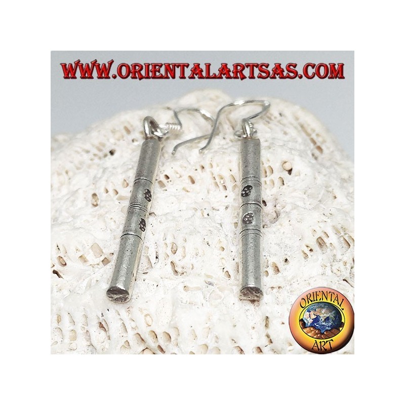 Pendientes colgantes de plata con barriles de bambú grabados.