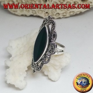 Anillo de plata con ágata verde y decoración de estilo clásico perforada con marcasita.