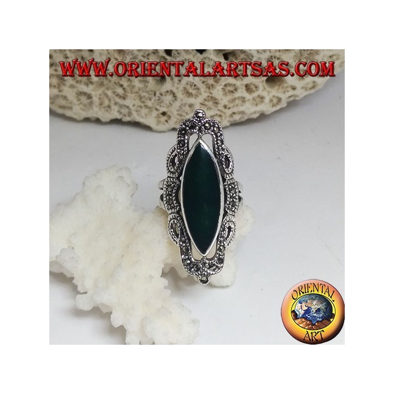 Anillo de plata con ágata verde y decoración de estilo clásico perforada con marcasita.