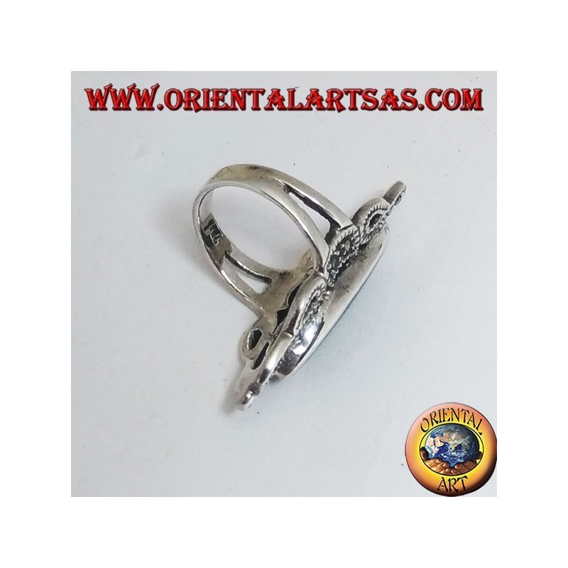 Anillo de plata con ágata verde y decoración de estilo clásico perforada con marcasita.