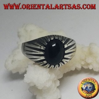 Bague en argent avec onyx cabochon ovale sertie d'un sertissage côtelé