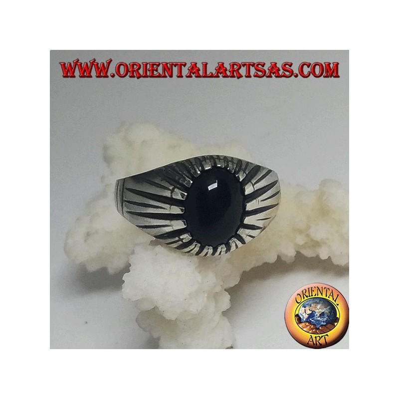 Anello in argento con onice ovale cabochon incastonata da montatura rigata