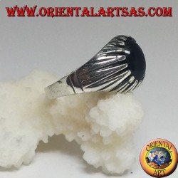 Bague en argent avec onyx cabochon ovale sertie d'un sertissage côtelé