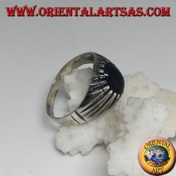 Bague en argent avec onyx cabochon ovale sertie d'un sertissage côtelé