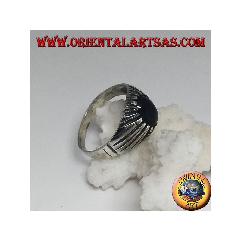 Anillo de plata con ónix cabujón oval engastado con acanalado