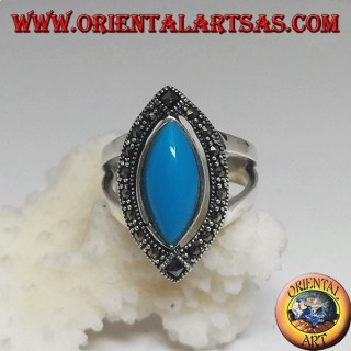 Anello in argento, con turchese a navetta taglio cabochon contornata di marcasite