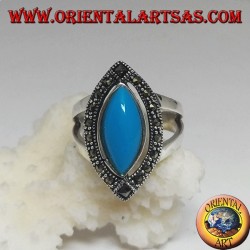 Bague en argent, avec navette taille cabochon turquoise entourée de marcassite