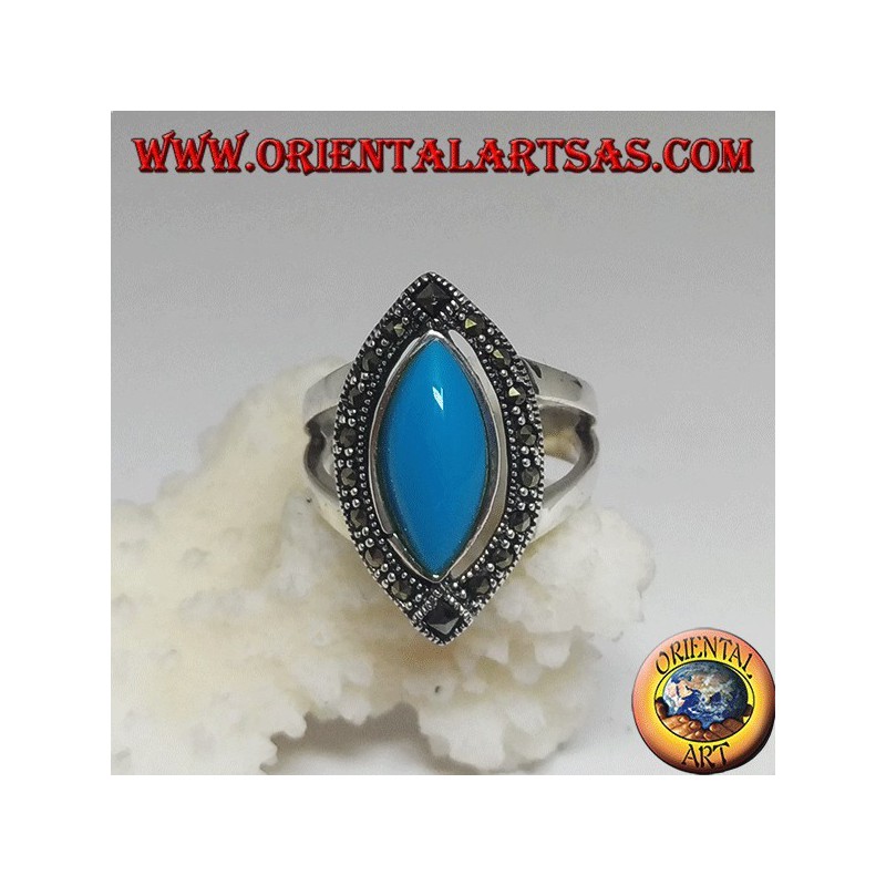 Anillo de plata, con lanzadera de corte cabujón turquesa rodeada de marcasita