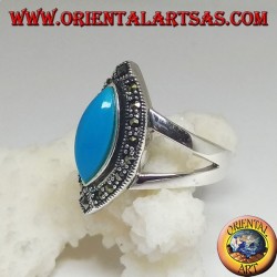 Anillo de plata, con lanzadera de corte cabujón turquesa rodeada de marcasita