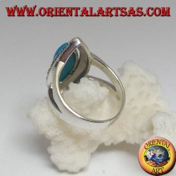Anillo de plata, con lanzadera de corte cabujón turquesa rodeada de marcasita